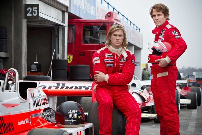 Zwei Leben auf der &Uuml;berholspur: Anfang der 70er Jahre k&auml;mpfen die h&ouml;chst unterschiedlichen Rivalen Niki Lauda (Daniel Br&uuml;hl) und James Hunt (Chris Hemsworth) um den Aufstieg in den Rennfahrer-Olymp. Bild: Sender / Universum Film