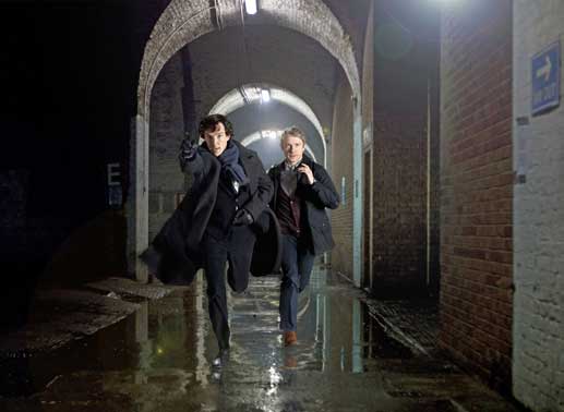 Im verregneten London jagen Sherlock Holmes (Benedict Cumberbatch, li.) und Dr. John Watson (Martin Freeman) einen mysteri&ouml;sen Serienm&ouml;rder. Bild: Sender