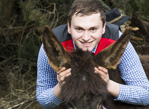 Augustin &ndash; der fr&ouml;hliche Eselbauer, 23 Jahre, aus Ober&ouml;sterreich:Augustin betreibet einen Bio-Ackerbaubetrieb mit 25 ha. Gemeinsam mit seinem Vater betreibt er weiters eine Eselzucht. Au&szlig;erdem studiert er an der BOKU in Wien, ist also teils in Ober&ouml;sterreich, teils in Wien.
Seine Traumfrau ist auf jeden Fall Nichtraucherin. Bild: Sender