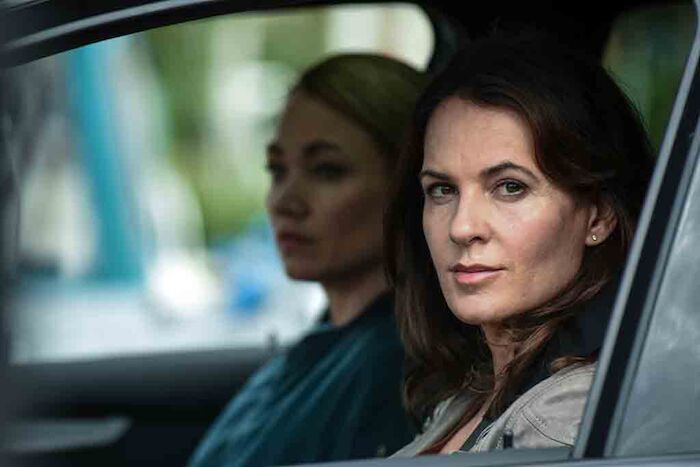 Anna Mehringer (Stephanie Eidt) ist alles andere als erfreut &uuml;ber die Zusammenarbeit mit Sarah Kohr (Lisa Maria Potthoff). Bild: Sender