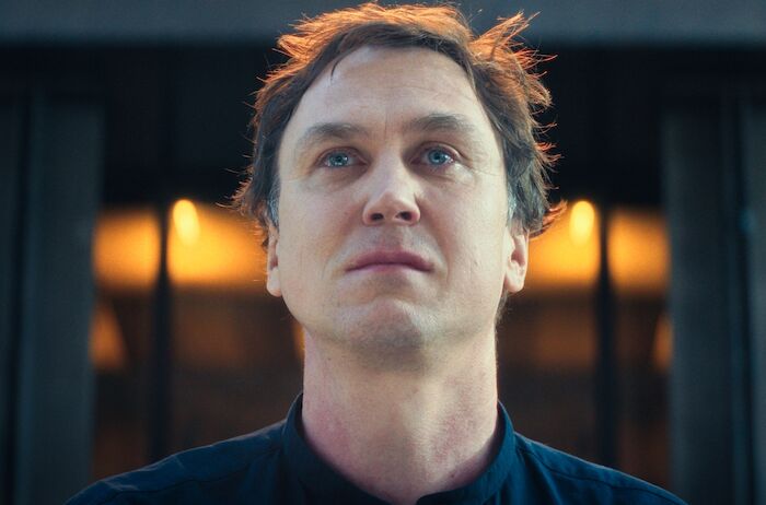 Sterben: Dirigent Tom Lunies (Lars Eidinger) ist bei einer Orchester-Probe ergriffen von der Musik. Bild: Sender / ZDF /  Jakub Bejnarowicz / Port au Prince / Schwarzweiss / Senator 2024