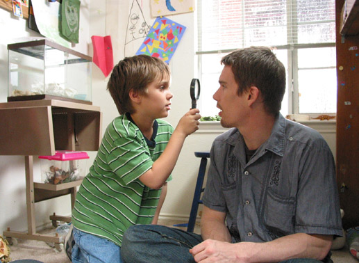 Ethan Hawke und Ellar Coltrane in &bdquo;Boyhood&ldquo;. Bild: Sender / IFC Productions