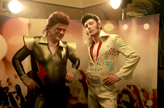 Das schwarze Quadrat: Vincent (Bernhard Sch&uuml;tz) und Nils (Jacob Matschenz) m&uuml;ssen als Imitatoren von David Bowie und Elvis Presley im Showprogramm des Kreuzfahrtschiffes auftreten. Bild: Sender / &copy; ZDF / arte /Felix Novode Oliveira
