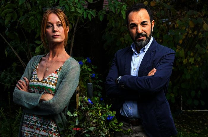 Die chaotische Romanautorin mit Schreibblockade Lissi (Esther Schweins) und der ordnungsliebende Bauleiter Kenan (Adnan Maral) leben Zaun an Zaun – und doch in verschiedenen Welten. Bild: Sender / ARD Degeto / Erika Hauri