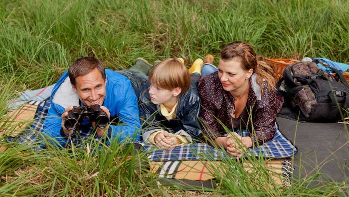 Ulf Kramer (Benno Fürmann), sein Neffe Aaron (Louis Hofmann) und Freundin Anni (Jördis Triebel). Bild: Sender / UFA Cinema / Frank Dicks
