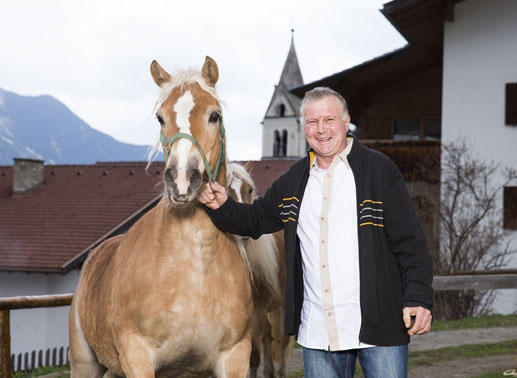 Charly &ndash; der einsame Bergbauer, 48 Jahre, aus Tirol: Charly ist Pferdebauer und au&szlig;erdem Koch in einem Bergrestaurant. Der einsame Bergbauer hatte noch nie eine Freundin, ist zeit seines Lebens Single. Charly w&uuml;nscht sich eine Frau, mit der er eine Familie gr&uuml;nden kann. sollte unbedingt ein gutes Herz haben, lustig und treu sein. Bild: Sender