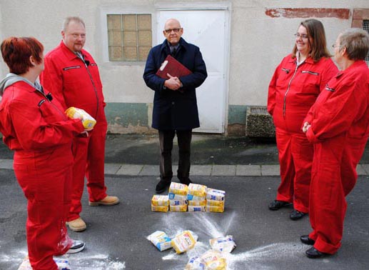 Streitschlichter Franz Obst (Mi.) fordert die verfeindeten Nachbarn zu einem Spiel auf. Edelgard Pfeifer (63, re.), unterst&uuml;tzt von ihrer guten Freundin Stefanie Bl&uuml;mm (2.v.re.) und Denise H&ouml;rning (40, li.) mit Robert Bergmeier (44). Bild: Sender