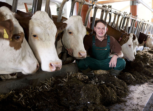 Christian (24) - der lebenslustige Milchbauer aus  Ober&ouml;sterreich -  ist mit Leib und Seele Bauer. Er hat 130 St&uuml;ck Vieh am Hof und lebt vom Verkauf der Milch und der Jungtiere.  Seit 2009 ist Christian Single, er sucht eine lustige Frau, die definitiv keine Tussi ist. Bild: Sender