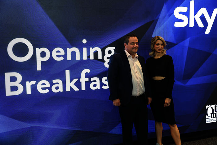 Sky &Ouml;sterreich lud mit CEO Neal O&rsquo;Rourke und Sky-Moderatorin Constanze Weiss zum exklusiven Podiumstalk ein. Bild: Sky &Ouml;sterreich/APA-Fotoservice/Reither. Fotograf/in: Mirjam Reither