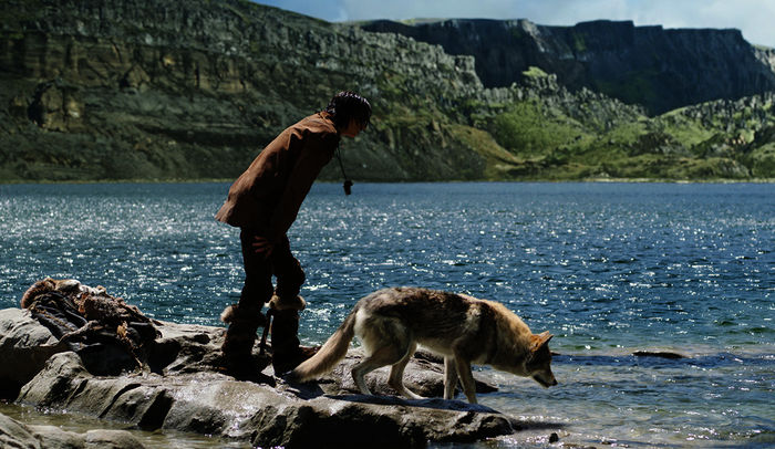 Alpha - Der den Wolf zähmt: Endlich ist der harte Winter vorbei: Keda (Kodi Smit-McPhee) und Alpha genießen die Frühlingssonne. Bild: Sender / ZDF / Courtesy of Sony Pictures,