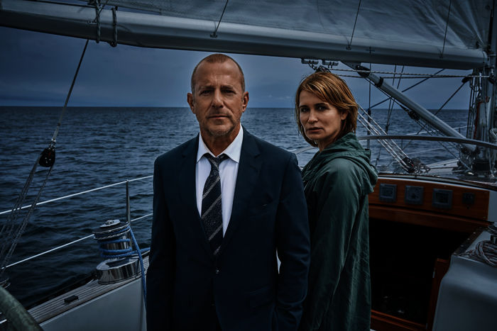 Die Frau im Meer: Simon Kessler (Heino Ferch) und Silke Broder (Anja Kling) fahren zusammen mit dem Boot raus. Bild: Sender / ZDF / Thomas Leidig. 