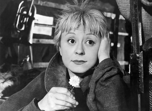 Obwohl Gelsomina (Giulietta Masina) gemeinsam mit dem Kraftprotz Zampano (Anthony Quinn) durch das Land tingelt, bleibt sie einsam. Das &auml;ndert sich, als sie dem Hochseilt&auml;nzer Il Matto (Richard Basehart) begegnet. Bild: Sender / SSR / Ponti-De Laurentiis