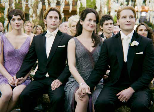 Hochzeitsg&auml;ste: Alice (Ashley Greene), Jasper (Jackson Rathbone), Esme (Elizabeth Reaser) und Carlise Cullen (Peter Facinelli). Bild: Sender/Concorde