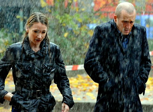 Der mysteri&ouml;se Serienm&ouml;rder l&auml;sst Hauptkommissar Fabel (Peter Lohmeyer) und seine Kollegin Maria Klee (Lisa Maria Potthoff) ganz sch&ouml;n im Regen stehen. Bild: Sender