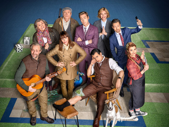 Der Pfau: Teambuilding in den schottischen Highlands: Die deutschen Banker Jim (J&uuml;rgen Vogel), ihre Teamleiterin Linda (Lavinia Wilson), Bernhard (Serkan Kaya) , David (David Kross) und Andreas (Tom Schilling) mit Coach Rebecca (Svenja Jung) und ihren schottischen Gastgebern Lord Hamish (Philip Jackson) und seiner Gattin (Victoria Carling) Bild: Sender / ZDF/&copy; 2023 MMC Films, Eitelsonnenschein, Tobis, Frakas Production