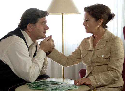 Polina (Hannelore Elsner) hat gewonnen und pr&auml;sentiert Friedrich (Erwin Steinhauer) ihren Gewinn. Bild: Sender