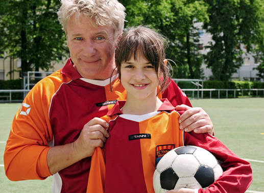 Alex (J&ouml;rg Sch&uuml;ttauf) und Charlie (Annika und Francesca Bolkart). Bild: Sender
