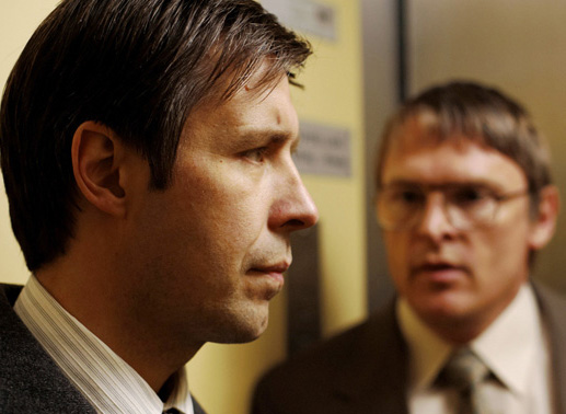 Peter Hunter (Paddy Considine, li.) und sein Kollege John Nolan (Tony Pitts) m&uuml;ssen erkennen, dass sie bei der Jagd auf den Yorkshire Killer auf sein alleine gestellt sind. Bild: Sender
