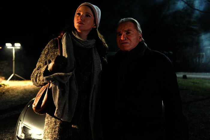 Dr. Winter (Fritz Wepper) und Tochter Alexandra (Sophie Wepper) in ihrem letzten Fall, bei dem es um den Mord an einem aufstrebenden Brauereibesitzer geht. Bild: Sender / ARD Degeto / Kerstin Stelter