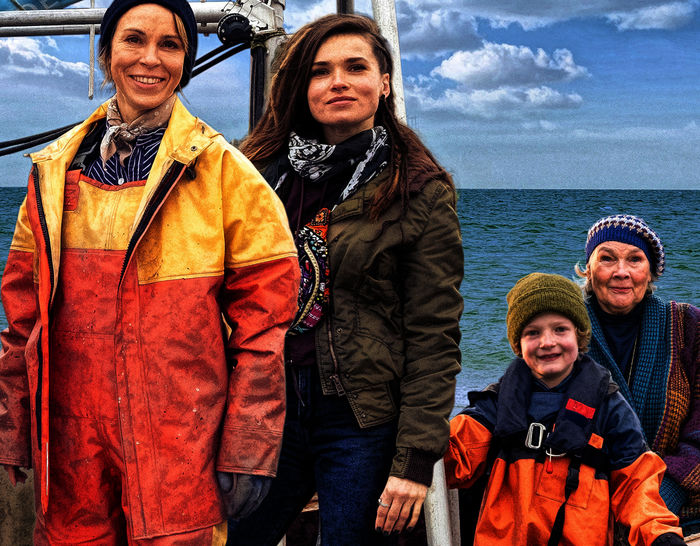 Mutter, Kutter, Kind: In einem Fischerdorf an der Ostsee betreibt Heddi (Anneke Kim Sarnau) einen immer schwieriger werdenden Dorschfang. Da taucht nach langer Funkstille &uuml;berraschend ihre Tochter Eva (Zoe Moore) mit dem 10-j&auml;hrigen Enkel Jannis (Lewe Wagner) anl&auml;sslich Oma Lores (Jutta Wachowiak) Geburtstag auf. Bild: Sender / ARD Degeto / Christine Schroeder