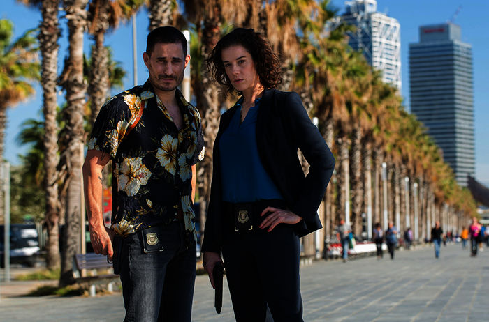 Die Kommissare Xavi Bonet (Clemens Schick) und Fina Valent (Anne Sch&auml;fer) in Barcelona. Bild: Sender / ARD Degeto / Andrea Resmini