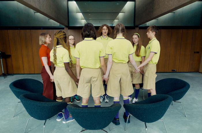 Club Zero. Miss Nowak (Mia Wasikowska) und die Sch&uuml;lerinnen. Bild: Sender / Coop99 / Coproduction Office