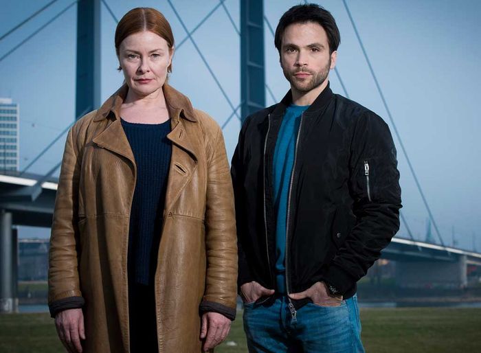 Die &bdquo;F&uuml;chsin&ldquo; Anne Marie Fuchs (Lina Wendel) sucht Sebastian &ndash; Youssef El Kilali (Karim Cherif) kann mit dem Ermittlungstempo kaum Schritt halten. Bild: Sender / Martin Rottenkolber