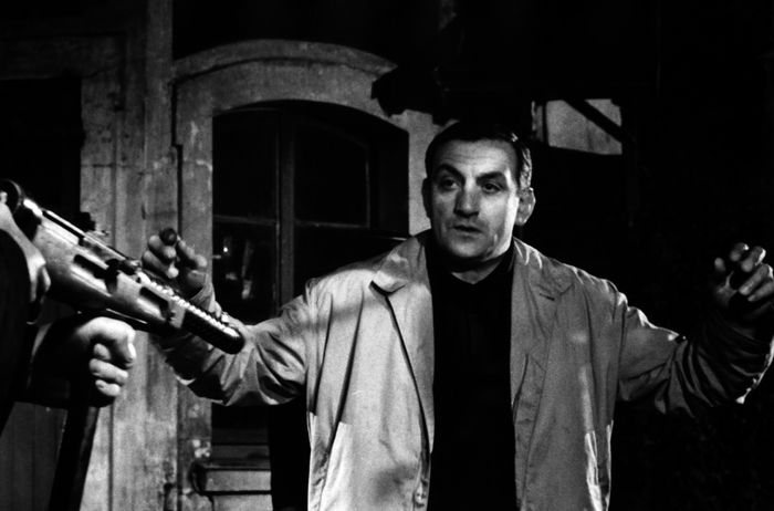 Tatort Paris: Pascal (Lino Ventura) ist v&ouml;llig fassungslos, als die Polizisten ihn des Mordes beschuldigen. Bild: Sender / 1959 Path&eacute; Films