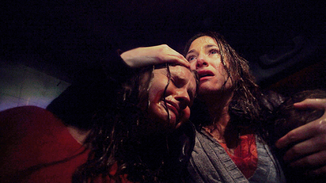 Becca (Olivia DeJonge) und ihre Mutter (Kathryn Hahn) werden von den Ereignissen &uuml;berrollt. Bild: Sender /  ZDF / John Baer. 