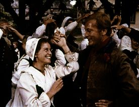 Hannes B&uuml;ckler (Curd J&uuml;rgens), im Volksmund "Schinderhannes" genannt, entdeckt die sch&ouml;ne S&auml;ngerin Julchen (Maria Schell) und verliebt sich sofort.  Bild: Sender