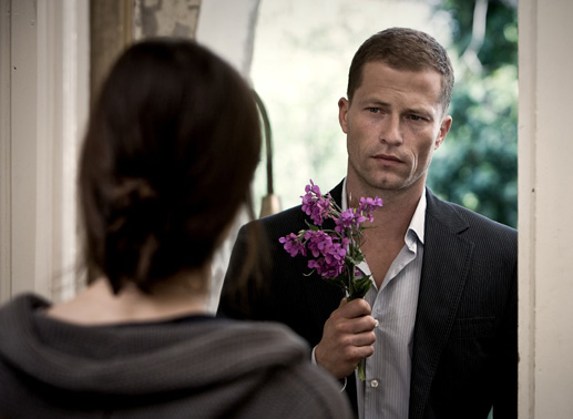 Versucht sein Bestes: Til Schweiger steht mit Blumen vor der T&uuml;r. Bild: Sender