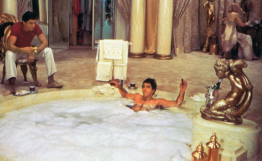 Tony Montana (Al Pacino) hat den Aufstieg vom Tellerw&auml;scher und Leibw&auml;chter zum Herrn &uuml;ber ein gro&szlig;es Kokain-Imperium geschafft. Der exzentrische Killer Montana liebt den &uuml;berladenen Prunk, wie dicke Zigarren und goldene Wasserh&auml;hne sowie die blonde Lady (Michelle Pfeiffer, i. Hintergrund), die mit einer geh&ouml;rigen Dosis Koks besch&auml;ftigt ist. Bild: Sender