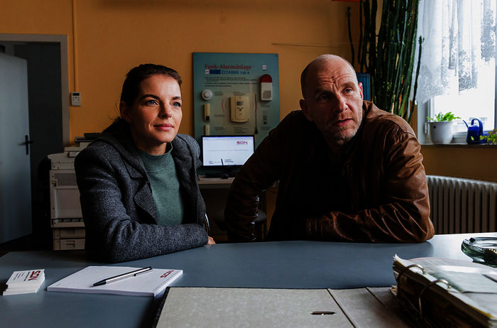 Viola Delbr&uuml;ck (Yvonne Catterfeld) und Burkhard "Butsch" Schulz (G&ouml;tz Schubert) ermitteln. Bild: Sender / WDR / MOLINA FILM / Steffen Junghans