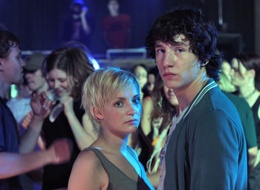 Sabrina Reiter (Mona) und Laurence Rupp (Martin). Bild: Sender