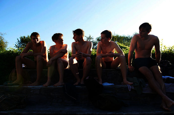 Bubu, Hosenmacher, Onkel, Zungenkuss und Knuffke läässt der Gedanke an Kriegseinsatz und Volkssturm auch im Freibad nicht los. (v. li. Andreas Warmbrunn; Laurenz Lerch Jonathan Berlin; Joscha Eißen; Theo Trebs). Bild: Sender / SWR / Walter Wehner