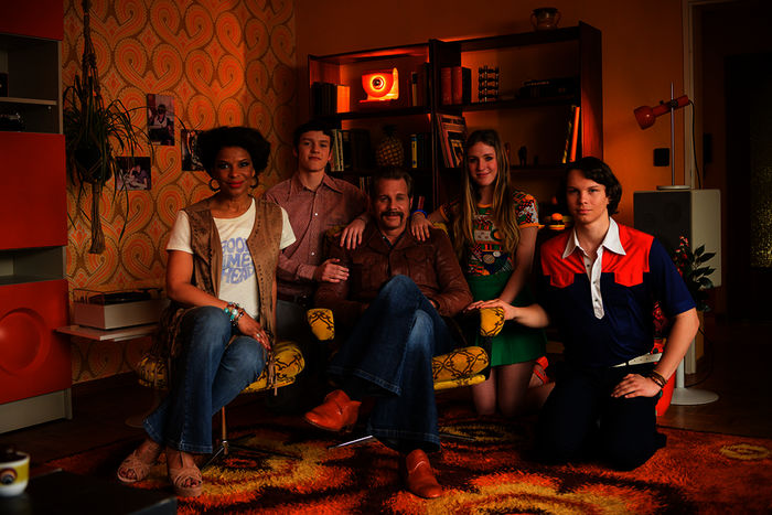 Gr&uuml;&szlig;e aus 1976 - Auf Zeitreise mit Thomas Heinze": Familie Heinze mit Jackie Brown, Lennon, Thomas Heinze, Lucille und Sam sitzen in einem typischen Wohnzimmer des Jahres 1976. Bild: Sender / ZDF / Martin Valentin Menke. 