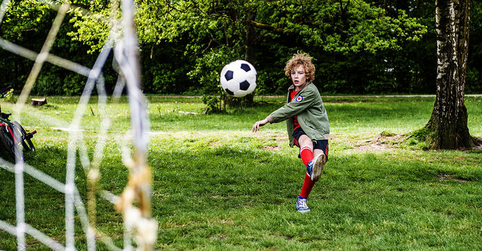 Tobias (Jelle Stout) versucht, einen Ball ins Tor zu schie&szlig;en, doch leider geht jeder Ball daneben. So kann die Klasse 6b das Schul-Fu&szlig;ballturnier nicht gewinnen. Bild: Sender / ZDF / Victor Arnolds