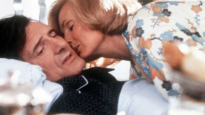 Monaco Franze (Helmut Fischer) lebt mit seiner Frau Annette (Ruth-Maria Kubitschek) im kleinb&uuml;rgerlichen M&uuml;nchner Westend. Bild: Sender/TELEPOOL