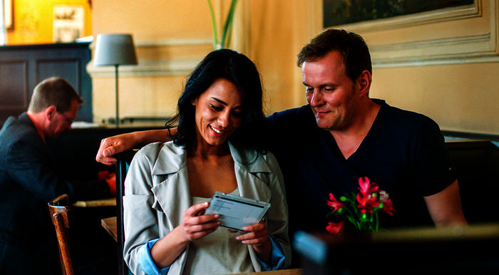 Edita Malovcic (Leila), Devid Striesow (Michael). Bild: Sender / ORF / Wega Film