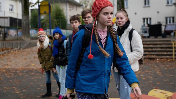 Ulja Funk (Romy Lou Janinhoff) vor Klassenkamerad:innen auf dem Weg &uuml;ber den Pausenhof. Bild: MDR/Ricardo Vaz Palma