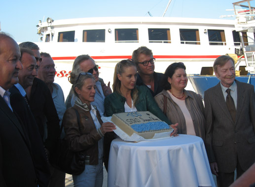 Kathrin Zechner und Lilian Klebow mit Soko-Donau-Team präsentieren die Torte zur 100. Folge.Bild: Rass