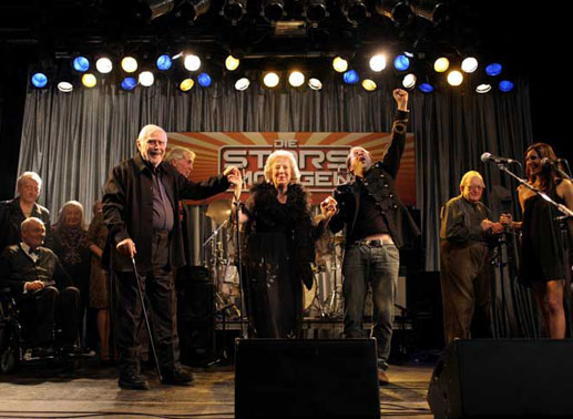 Herr Klüger (Hans Michael Rehberg, im Rollstuhl), Degenhard Schagowetz (Joachim Fuchsberger), Sissi Hopf (Bibiana Zeller), Rocco (Jan Josef Liefers) und Marina (Ursula Strauss, ganz rechts).
Bild: Sender