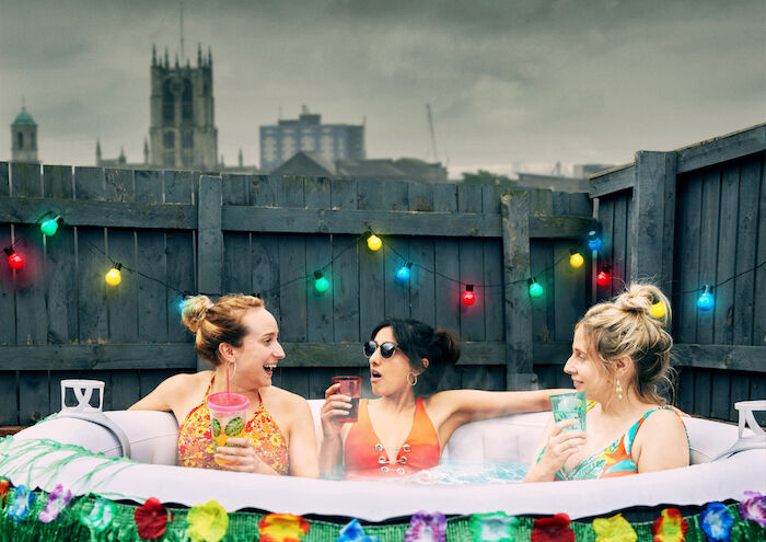 Hullraisers: Toni (Leah Brotherhead), Rana (Taj Atwal) und Paula (Sinead Matthews) genie&szlig;en eine Auszeit in ihrem eigenen kleinen Paradies. Doch das t&auml;gliche Chaos l&auml;sst nicht lange auf sich warten. Bild: Sender /  ZDF / Amy Brammall / [M] FeedMee. 