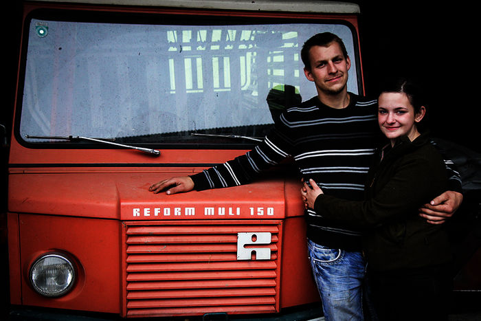 Jim Zehetner und Barbara Teufl haben einen stillgelegten Schafbauernhof &uuml;bernommen. Bild: Sender / ServusTV / Gloriafilm 