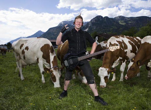 Hannes, der rockende Viehz&uuml;chter, 30 Jahre, aus Tirol. Er leitet einen Viehzuchtbetrieb gemeinsam mit seinem Vater und besitzt ca. 35 Milchk&uuml;he, einige Schweine und H&uuml;hner.  Er ist lustig und gesellig und m&ouml;chte endlich eine Frau finden, die mit ihm durch dick und d&uuml;nn geht. Bild: Sender