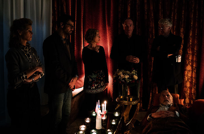 Was bedeutet der Tod des Vaters (Peter Maertens) für die Zukunft seiner Kinder und Schwiegerkinder? Werden Linda (Leslie Malton), Uli (Michael Rotschopf), Franziska (Brigitte Zeh), Fred (Herbert Knaup) und Jakob (Dominic Raacke) erben oder hat der Vater sein Hab und Gut seiner Haushälterin vermacht? Bild: Sener / SWR / Julia Terjung