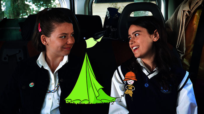 (Rosabell Laurenti Sellers) und Paula (Saphia Stoney). Bild: Sender / ZDF / Carlo Valentini