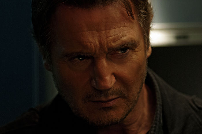 Air Marshall Bill Marks (Liam Neeson) wird von den US-Sicherheitsbeh&circ;rden verd&permil;chtigt, selbst der Erpresser an Bord des Flugzeugs zu sein. Bild: Sender