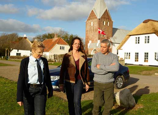 In D&auml;nemark: Kollegin Anni Lindberg (Helene Egelund, l.), Jana Winter (Natalia W&ouml;rner, m.) und ihr Kollege Matthias Hamm (Ralph Herforth, r.). Bild: Sender