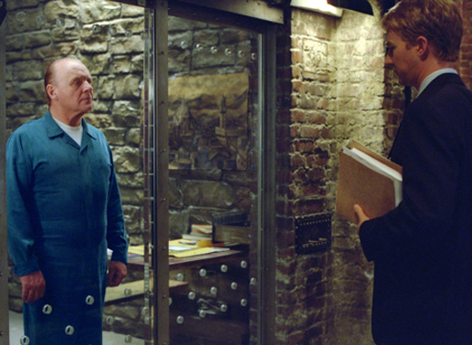 Will Graham (Edward Norton, r.) ben&ouml;tigt bei den Ermittlungen die Hilfe von Dr. Hannibal Lecter (Anthony Hopkins, l.). Bild: Sender